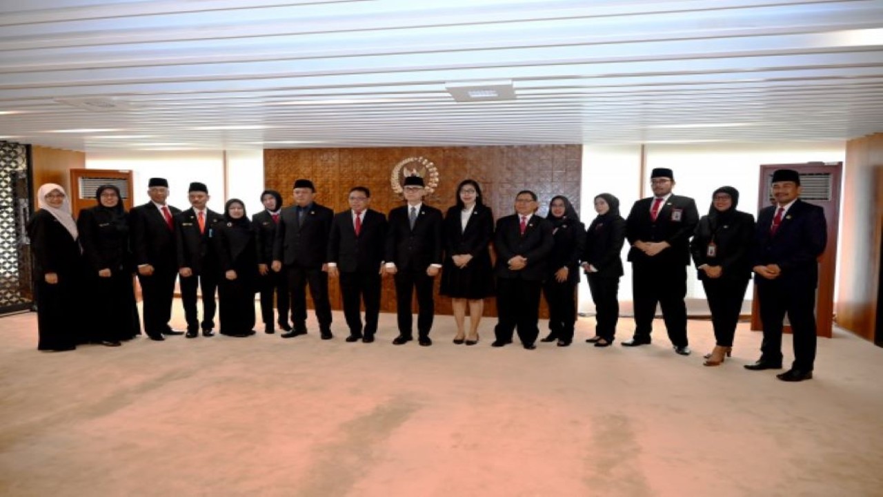 Deputi Bidang Administrasi Setjen DPR RI Sumariyandono saat foto bersama usai melantik dan mengambil Sumpah Jabatan Fungsional sejumlah pegawai Sekretariat Jenderal DPR RI di Nusantara III DPR RI, Senayan, Jakarta, Kamis (18/1/2024). Foto: Mentari/nr