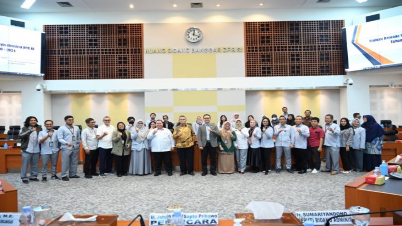 Deputi Bidang Administrasi Sekretariat Jenderal (Setjen) DPR RI Sumariyandono foto bersama usai kegiatan Forum Group Discussion (FGD) pembahasan evaluasi Renstra DPR RI 2020-2024 di Gedung Nusantara II, DPR RI, Senayan, Jakarta, Kamis (25/1/2024). Foto : Tari/Man