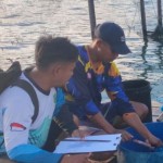 Tim Diskan Natuna saat mendata bibit ikan yang telah diberikan. (ANTARA/HO-Pemkab Natuna)-1704698114