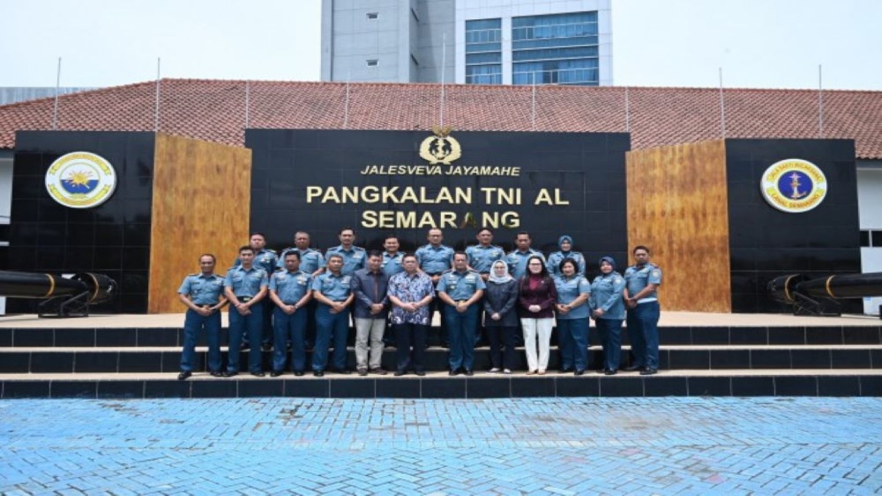 Ketua Pansus RUU Kelautan DPR RI Utut Adianto saat foto bersama di sela-sela Kunjungan Kerja Panitia Khusus (Pansus) RUU Kelautan DPR RI di Semarang, Jawa Tengah, Senin (22/1/2024). Foto: Bianca/nr