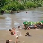 Warga seberangi sungai ke pemakaman di Bangkunat Pesisir Barat-1705399265