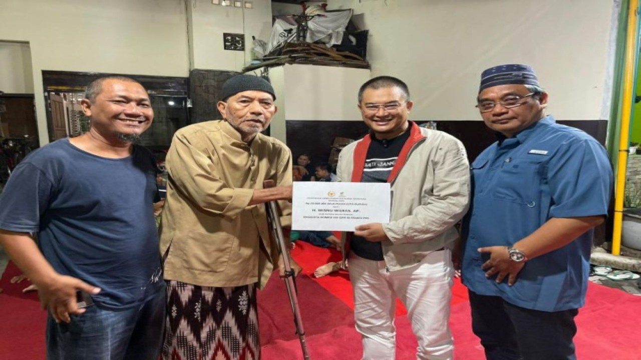 Anggota DPR RI dari Dapil Jawa Tengah I, Wisnu Wijaya, saat menyerahkan bantuan Rumah Sejahtera Terpadu (RST) di Kota Semarang, Senin (1/1/2024). Foto: Ist/nr