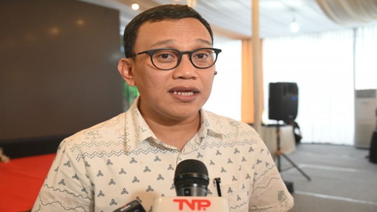 Anggota Komisi VII DPR RI Abdul Kadir Karding saat diwawancarai Parlementaria di sela-sela kunjungan kerja ke PT. PLN Adipala,