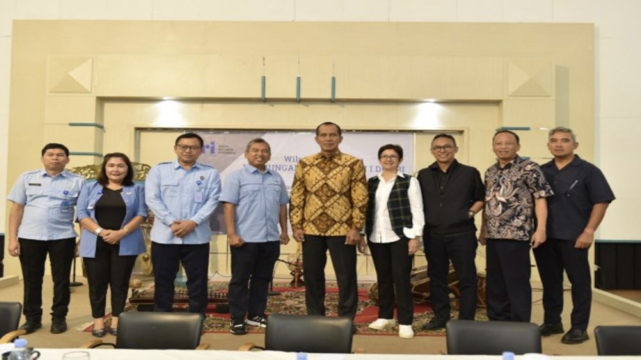 Ketua Tim Kunjungan Kerja Reses Komisi I DPR RI Abdul Kharis Almasyhari dalam foto bersama usai memimpin Kunjungan Kerja Reses Komisi I DPR ke RRI Bandung, pada Rabu (7/2/2023). Foto: Bunga/nr