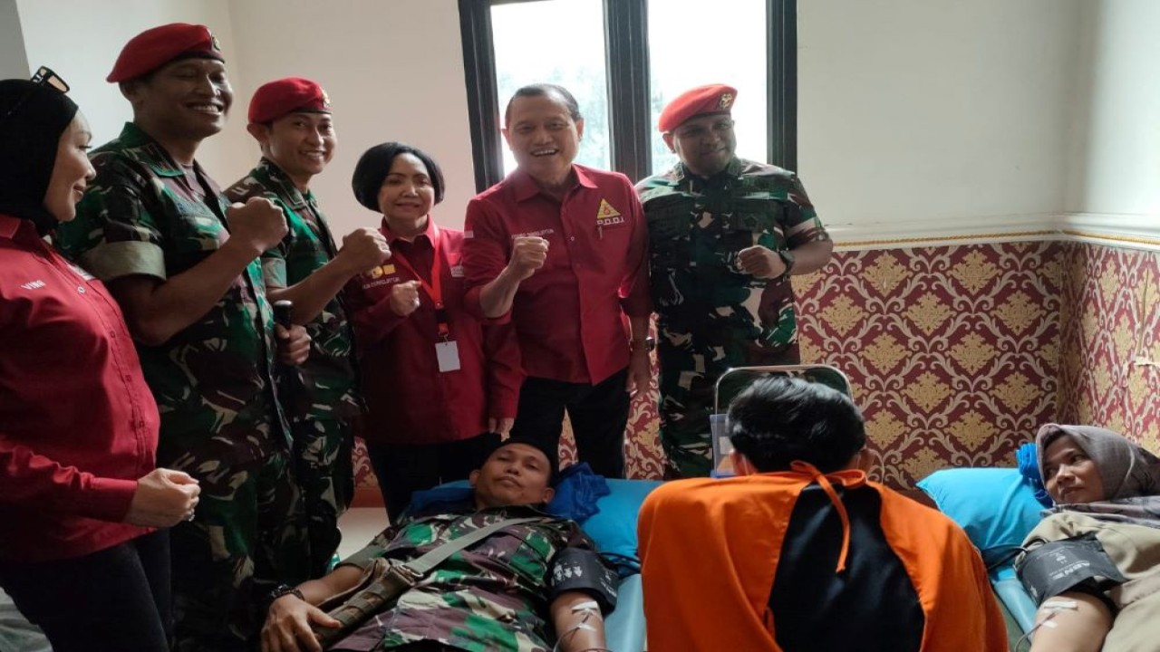 Ketua Mahkamah Kehormatan Dewan (MKD) DPR RI sekaligus sebagai Ketua Persatuan Donor Darah Indonesia (PDDI), Adang Daradjatun, dalam acara Donor Darah yang digelar oleh Srikandi Donor Darah Indonesia yang bekerjasama dengan Kopassus di Markas Kopassus Cijantung, Jakarta, Selasa (27/2/2024). Foto : Ist/Man