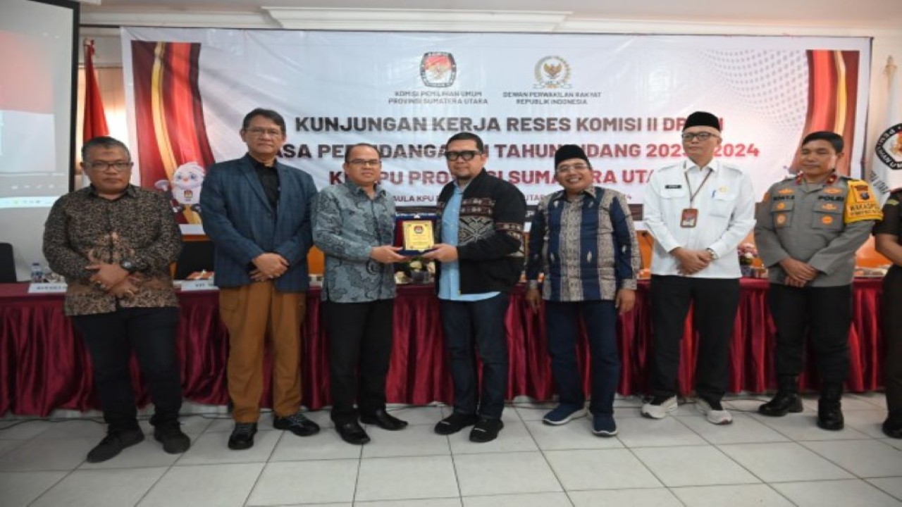 Ketua Komisi II DPR Ahmad Doli Kurnia Tandjung saat membuka agenda Kunjungan Kerja Komisi II DPR ke Provinsi Sumatera Utara, Rabu (7/2/2024). Dihadiri oleh mitra kerja kepemiluan, agenda ini membahas persiapan dan kesiapan Pemilu 2024 di provinsi Sumatera Utara. Foto : Saum/Man