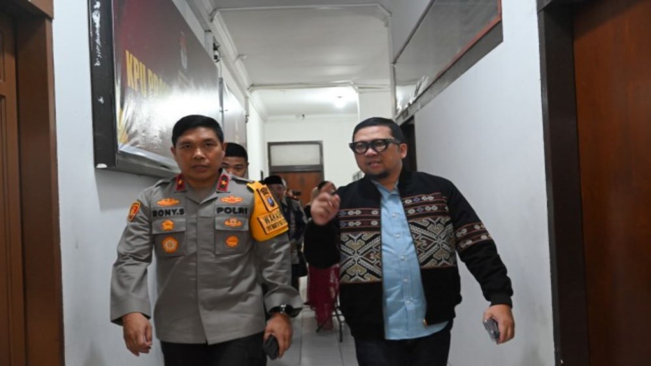 Ketua Komisi II DPR Ahmad Doli Kurnia Tandjung (kanan) saat mengikuti Kunjungan Kerja di Kota Medan, Provinsi Sumatera Utara, Rabu lalu (7/2/2024). Foto: Saum/nr
