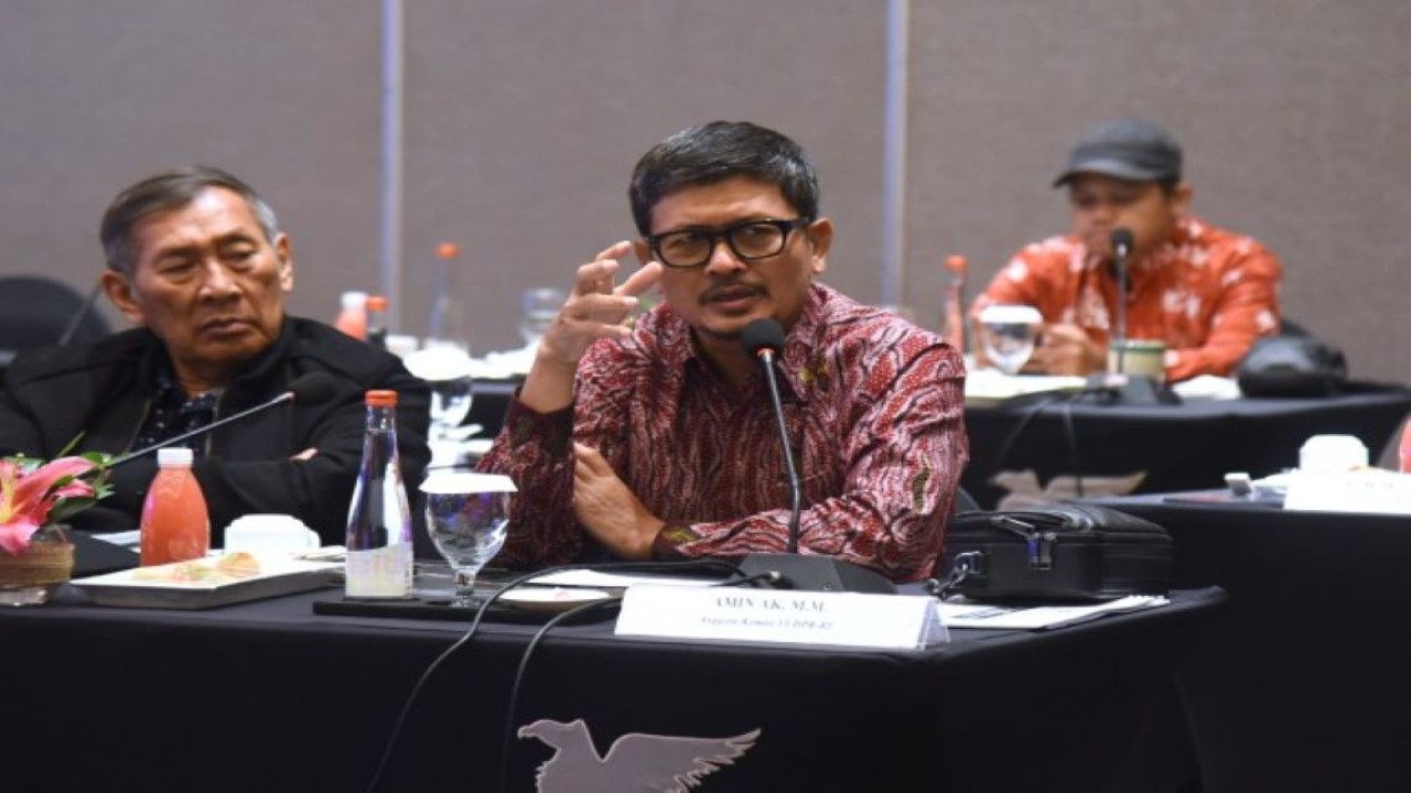 Anggota Komisi VI DPR RI Amin Ak saat mengikuti pertemuan dalam Kunjungan Kerja Reses Tim Komisi IV DPR RI ke Surabaya, Jawa Timur, Senin (19/02/2024). Foto : Runi/Man