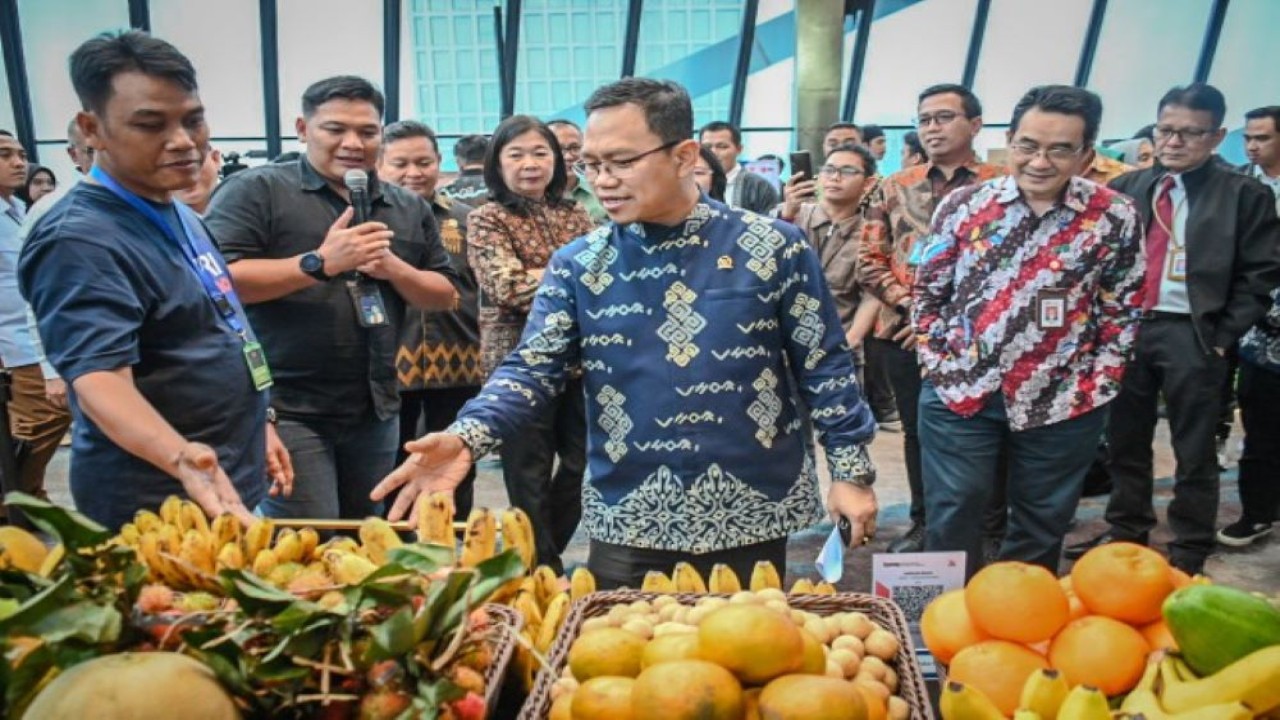 Wakil Ketua Komisi XI DPR RI Amir Uskara saat meninjau UMKM binaan dari Bank Himbara dalam rangka kunjungan kerja spesifik Komisi XI DPR RI ke Kota Tangerang, Banten. Foto: Ridwan/nr