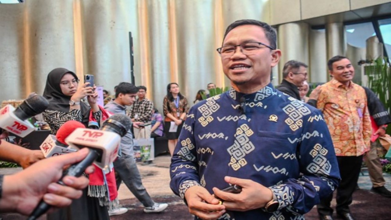 Wakil Ketua Komisi XI DPR RI Amir Uskara di sela-sela memimpin Kunjungan Kerja Spesifik (Kunsfik) Tim Komisi XI DPR RI meninjau beberapa stan produk dari UMKM yang dibina oleh Himbara di Kota Tangerang, Banten, Rabu (31/1/2024). Foto : Rdn/Man