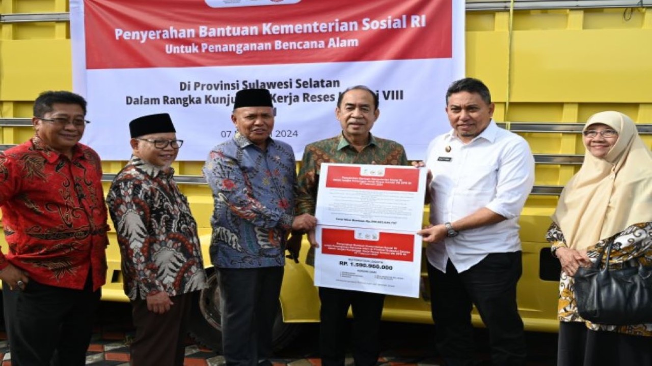 Ketua Komisi VIII DPR RI Ashabul Kahfi saat menyalurkan bantuan dari Kementerian Sosial dalam rangka kunjungan kerja reses di Makassar, Sulawesi Selatan (7/2/2024). Foto: Galuh/nr