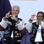 Ganjar-Mahfud kenakan jaket varsity, apresiasi sikap civitas academica-1707051346