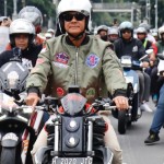 Ganjar Pranowo, mengendarai motor sport Kawasaki ER-6n warna merah saat menghadiri Konser Metal-1707221871