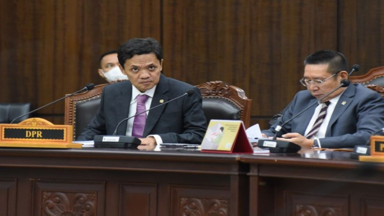 Wakil Ketua Komisi III DPR Habiburokhman saat menyampaikan keterangan DPR dalam agenda sidang tentang Pengujian Materiil UU KPK dan KUHAP di Ruang Sidang Mahkamah Konstitusi, Gambir, Jakarta Pusat, Selasa (20/2/2024). Foto : Arief/Man