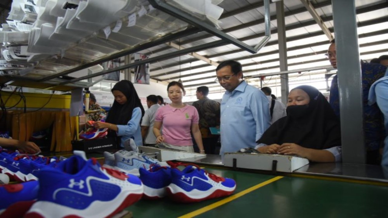 Tim Kunjungan Kerja Komisi VI DPR RI yang dipimpin Herman Khaeron menyambangi PT Longrich Indonesia di Cirebon Jawa Barat. Senin (19/2/2024). Foto : Devi/Man