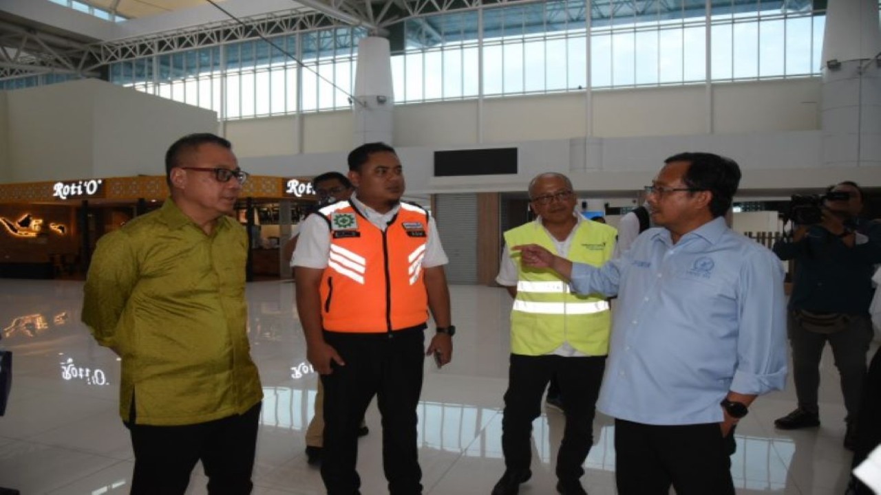 Ketua Tim Kunjungan Kerja Reses Komisi VI DPR RI yang dipimpin oleh Herman Khaeron saat mengunjungi Bandara Kertajati di Majalengka, Jawa Barat, Senin (19/2/2024). Foto : Devi/Han