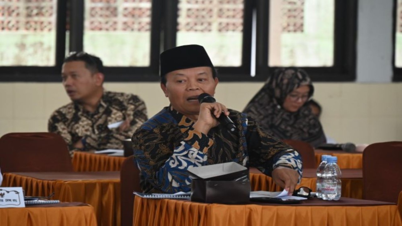 Anggota Komisi VIII DPR RI Hidayat Nur Wahid saat mengikuti pertemuan Kunjungan Kerja Reses Komisi VIII di Bandung, Jawa Barat, Rabu (7/2/2024). Foto: Ria/nr