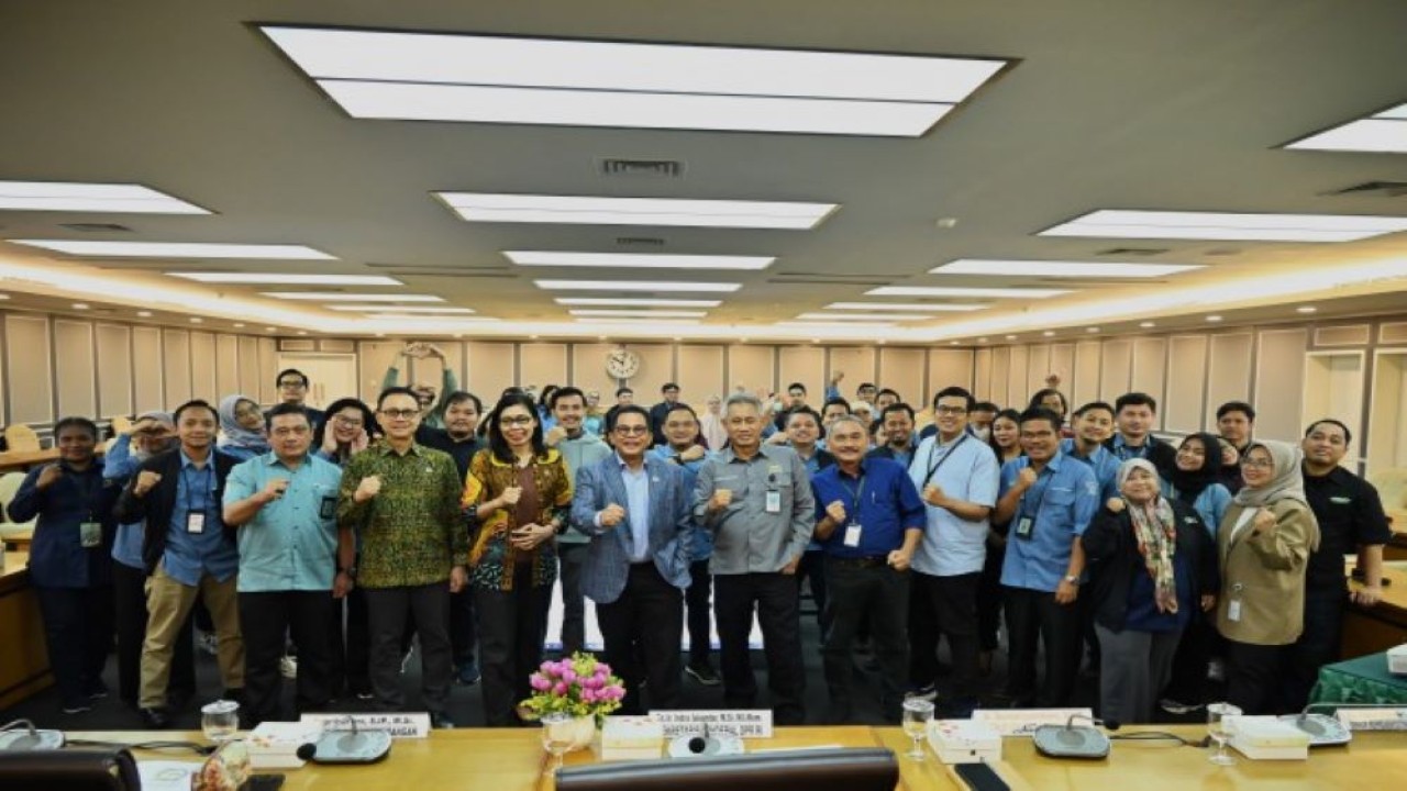 Sekretaris Jenderal (Sekjen) DPR RI Indra Iskandar foto bersama usai membuka pelatihan penulisan berita yang diselenggarakan Bagian Media Cetak & Media Sosial, Biro Pemberitaan Parlemen di Ruang Pansus B, Komplek Parlemen, Jakarta, Rabu (31/1/2024). Foto : Farhan/Man