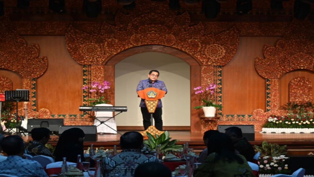 Sekretaris Jenderal (Sekjen) DPR RI Indra Iskandar dalam sambutannya saat Gala Dinner EVP 2024 di Gedung Kerta Sabha, Bali, Senin (12/2/2024). Foto : Wilga/Man