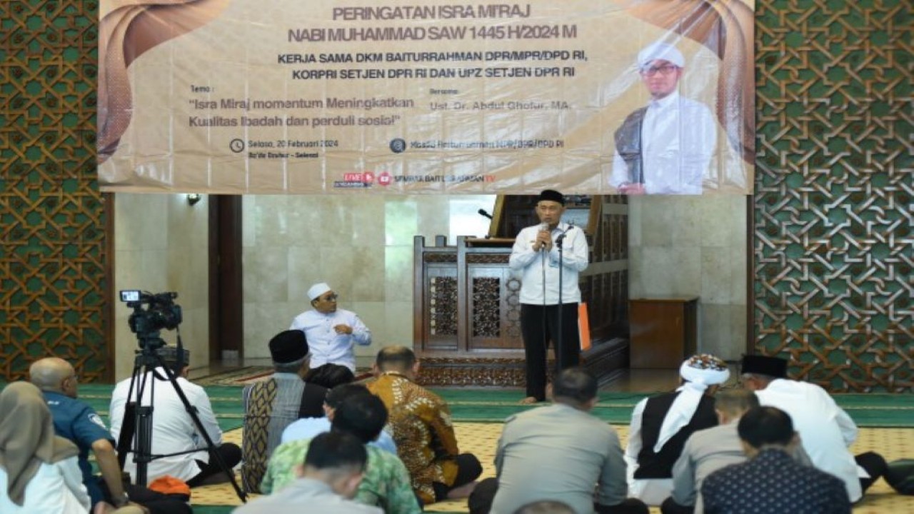 Ketua Unit Pengumpul Zakat (UPZ) Sekretariat Jenderal (Setjen) DPR RI Indra Pahlevi dalam peringatan Isra Mi’raj yang digelar di Masjid Baiturrahman DPR RI, Senayan, Jakarta, Selasa (20/2/2024). Foto : Jaka/Man