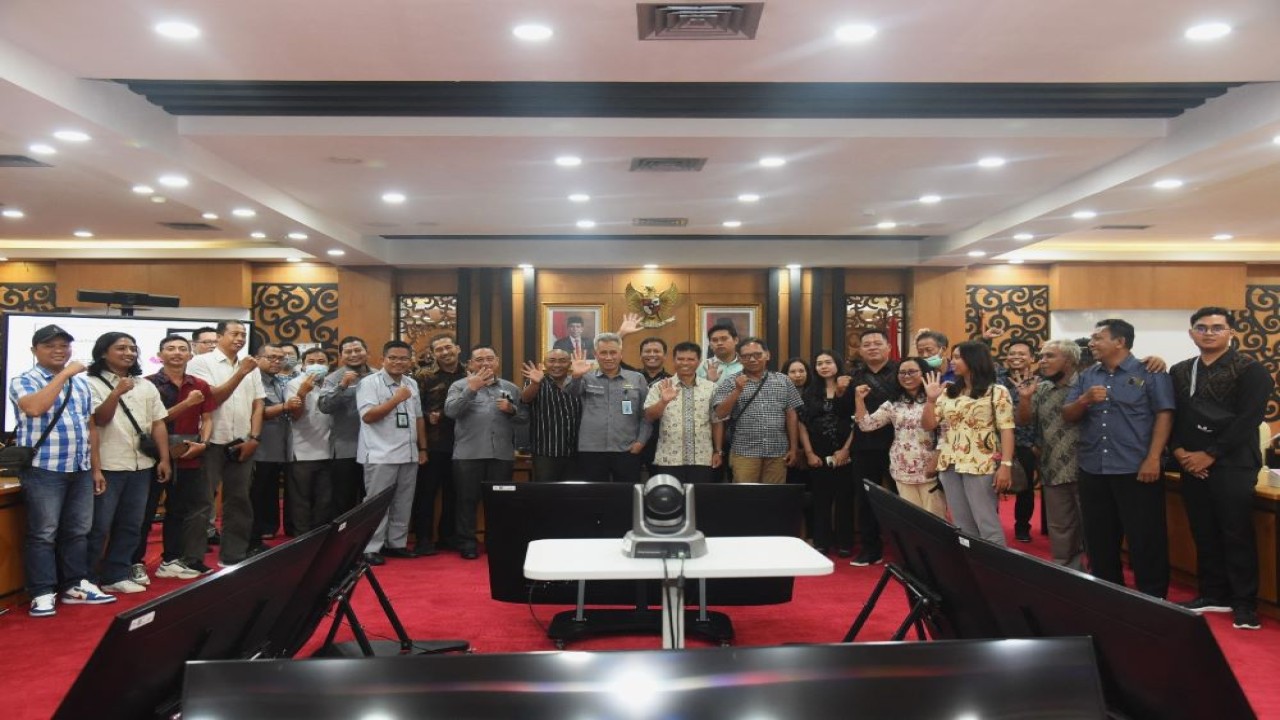 Kepala Biro Pemberitaan Setjen DPR RI Indra Pahlevi foto bersama usai menerima kunjungan studi banding Sekretariat DPRD Kabupaten Karangasem, Bali di Gedung Nusantara II, Senayan, Jakarta, Kamis (22/2/2024). Foto : Arief/Man