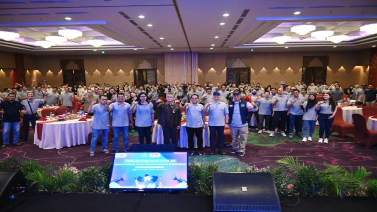 Anggota Komisi III DPR RI Johan Budi dalam sesi foto bersama usai menjadi narasumber di acara Gathering Televisi dan Radio Parlemen di Yogyakarta, Jumat (16/2/2024). Foto: Prima/nr