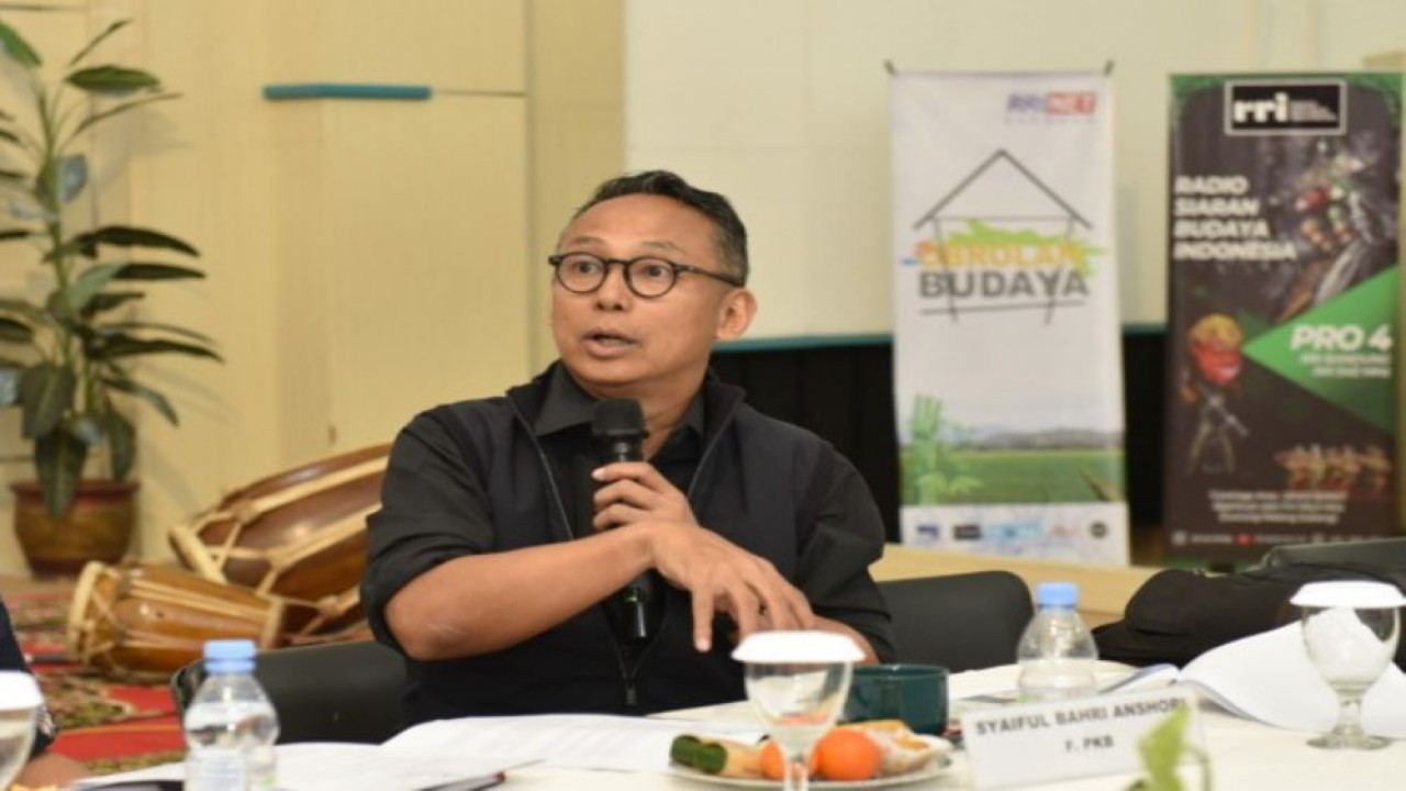 Anggota Komisi I DPR RI Junico Siahaan saat mengikuti pertemuan Kunjungan kerja Reses Komisi I DPR RI ke RRI Bandung, pada Rabu (8/2/2024). Foto: Bunga/nr