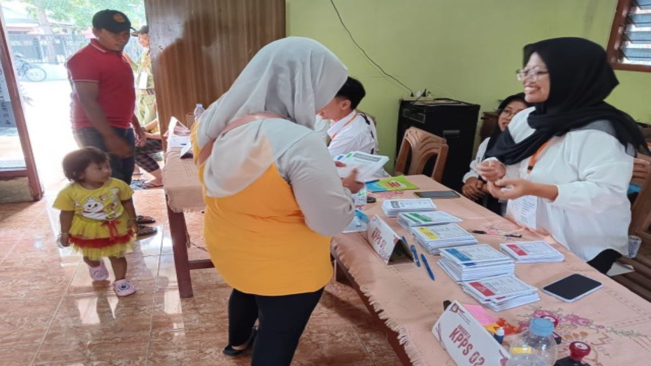 Suasana Kelompok Penyelenggara Pemungutan Suara (KPPS) di Mojokerto. Foto : Bianca/Man