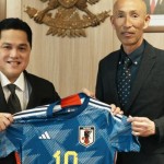 Ketua umum PSSI, Erick Thohir bersama pelatih Timnas Putri Indonesia, Satoru Mochizuki-1708414737