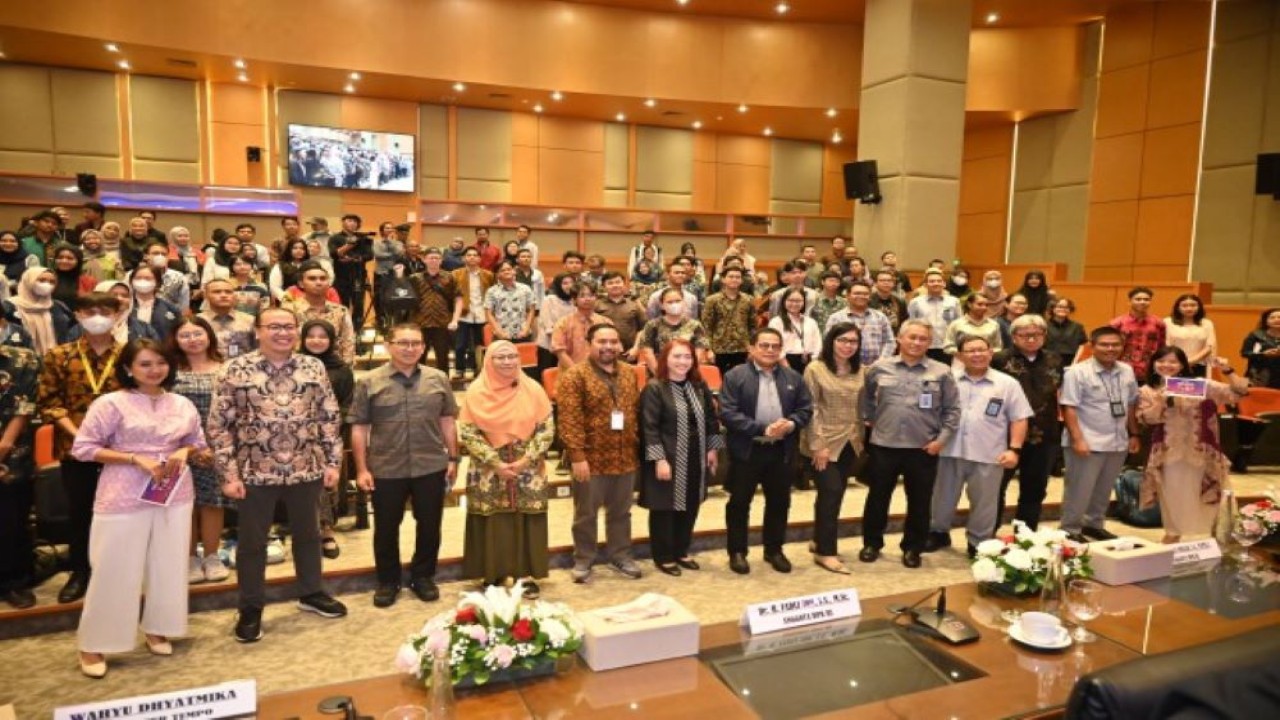 Anggota DPR RI Ledia Hanifa Amaliah foto bersama usai diskusi Program Pemilunesia bertajuk “Pemilu Legislatif, Bijak Memilih Pasti Terwakili,” yang diselenggarakan oleh Biro Pemberitaan Parlemen bersama TEMPO Media Group di Gedung Nusantara, DPR RI, Senayan, Jakarta, Senin (12/2/2024). Foto : Farhan/Man