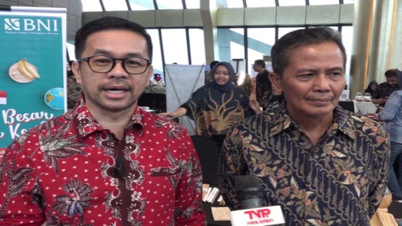 Anggota Komisi XI DPR RI Marinus Gea (Kiri) bersama Hendri, salah satu masyarakat yang membuka stand UMKM dalam Kunjungan Kerja Komisi XI DPR RI di Serpong, Tangerang. Foto: Hira/nr