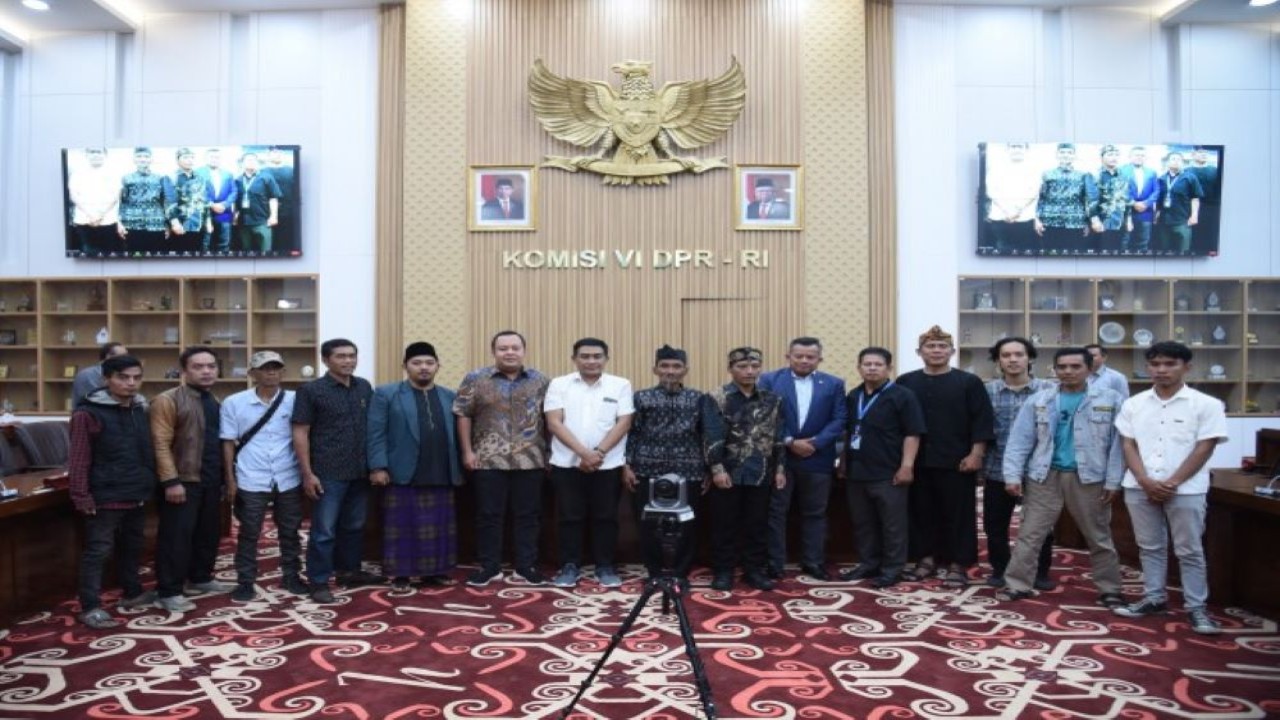 Wakil Ketua Komisi VI Mohamad Hekal dan Anggota Komisi V Mulyadi saat foto bersama usai menerima audiensi masyarakat yang tergabung dalam organisasi Kerukunan Warga Puncak (KWP) atau Aliansi Masyarakat Bogor Selatan (AMBS) di Senayan. Foto: Geraldi/nr