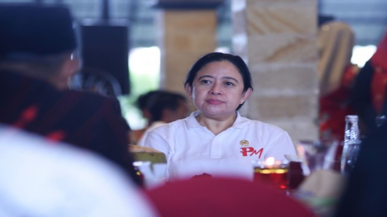 Ketua DPR RI Puan Maharani saat menerima sejumlah kepala desa (Kades) yang menanyakan kelanjutan pembahasan Revisi Undang-Undang (UU) Nomor 6 Tahun 2014 tentang Desa di Dusun Pagerjurang, Desa Melikan, Kecamatan Wedi, Selasa (30/1/2024). Foto : Eno/Man