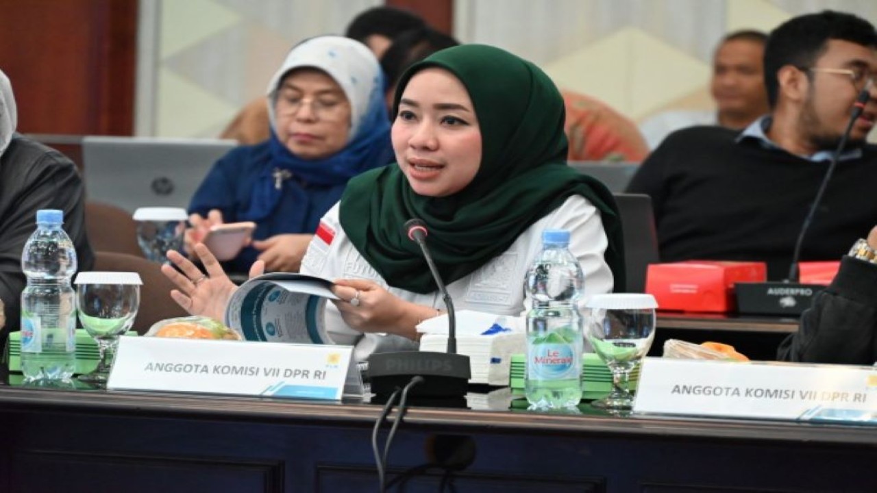 Anggota Komisi VII DPR RI Ratna Juwita saat pertemuan Kunjungan Kerja Reses Komisi VII DPR RI dengan PLN Unit Induk Distribusi Jawa Timur di Surabaya, Jawa Timur, Selasa (7/2/2024). Foto: Shane/nr