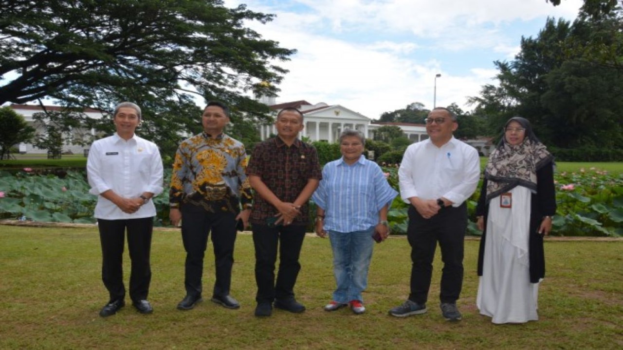 Anggota Komisi VII DPR RI Ribka Tjiptaning foto bersama di sela-sela Komisi VII DPR RI meninjau Kebun Raya Bogor, Jawa Barat, baru-baru ini. Foto : Ayu/Man