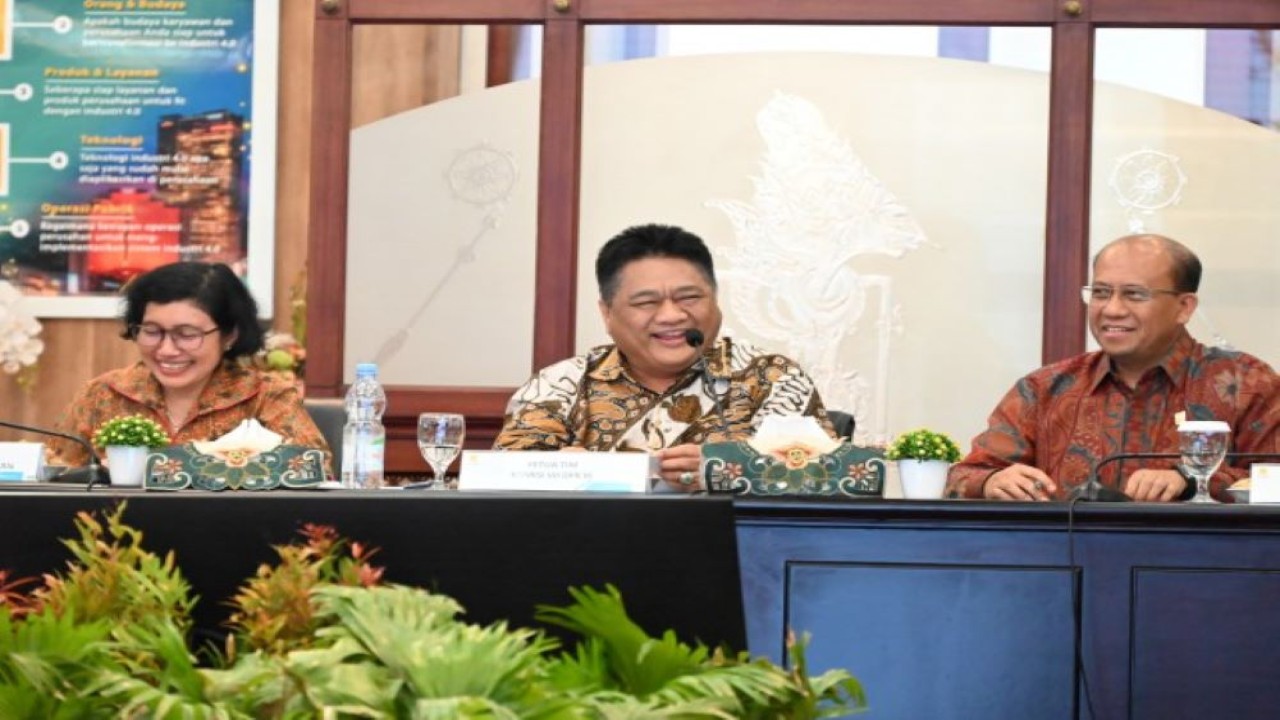 Ketua Tim Kunjungan Kerja Komisi VII DPR RI, Ridwan Hisjam (tengah) saat memimpin pertemuan Tim Kunjungan Kerja Komisi VII DPR RI dengan SKK Migas di Surabaya, Jawa Timur, Rabu, (7/2/2024). Foto: Shane/nr