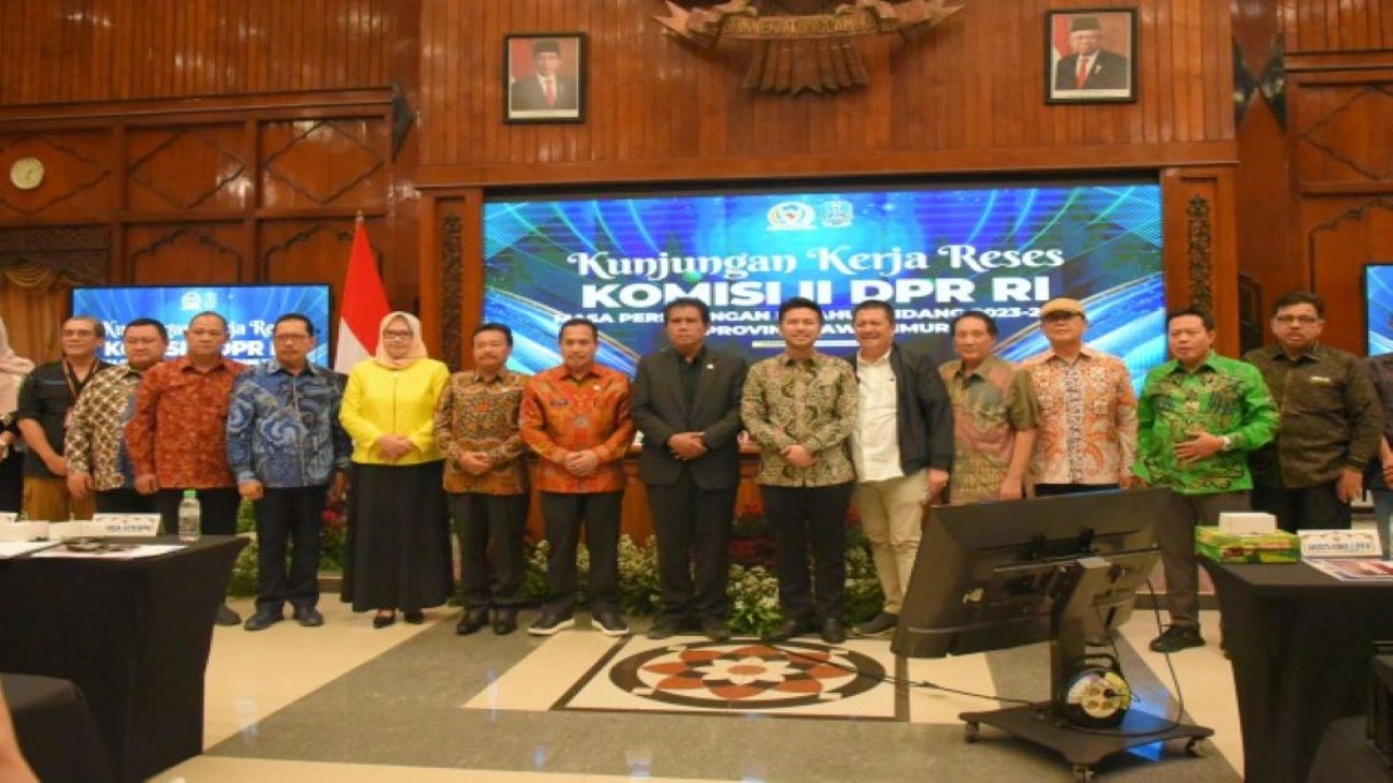 Anggota Komisi II DPR RI Riyanta saat foto bersama usai memimpin rapat kunjungan kerja Komisi II DPRI RI di Surabaya (7/2/2024). Foto: Balggys/nr