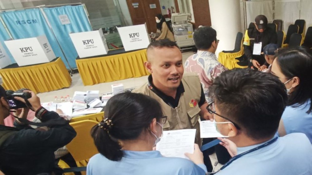 Suasana antrian di Tempat Pemungutan Suara (TPS) Lokasi Khusus 901 Rumah Sakit Umum Pusat Nasional Dr. Cipto Mangunkusumo (RSCM), Jakarta, Rabu (14/2/2024). Foto : Dok/Man