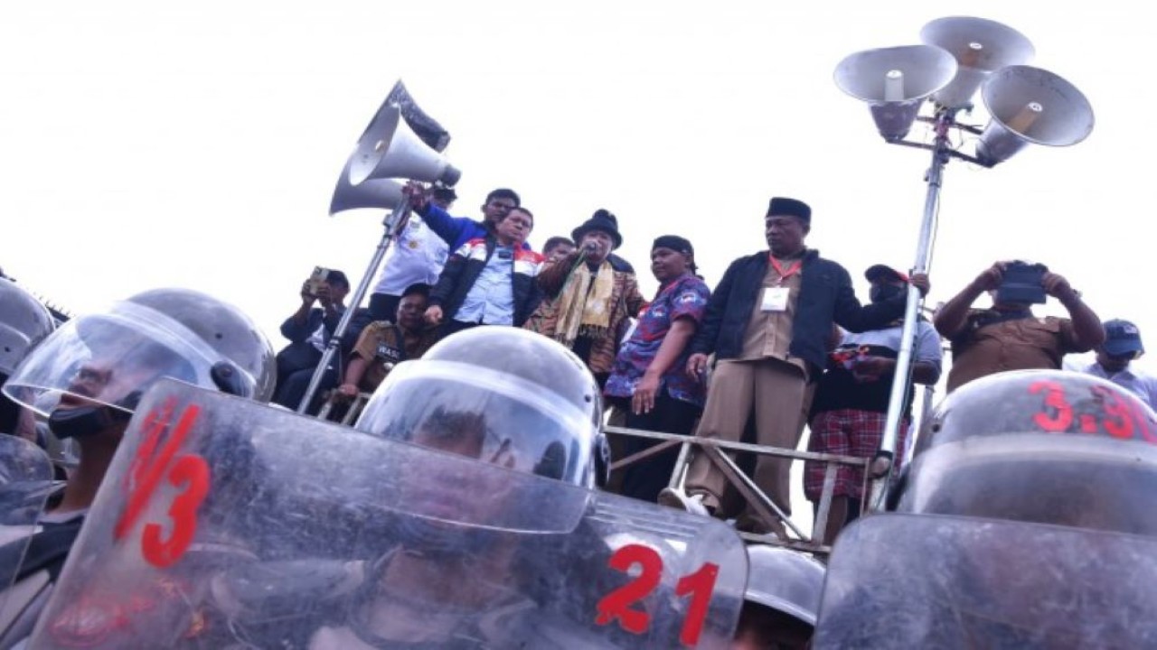 Anggota Badan Legislasi (Baleg) DPR RI Santoso dan Luluk Nur Hamidah menerima perwakilan demonstran dari Asosiasi Pemerintah Desa Seluruh Indonesia (Apdesi) di Ruang rapat Pansus, Nusantara II, Senayan, Jakarta, Rabu (31/1/2024). Foto : Munchen/Man