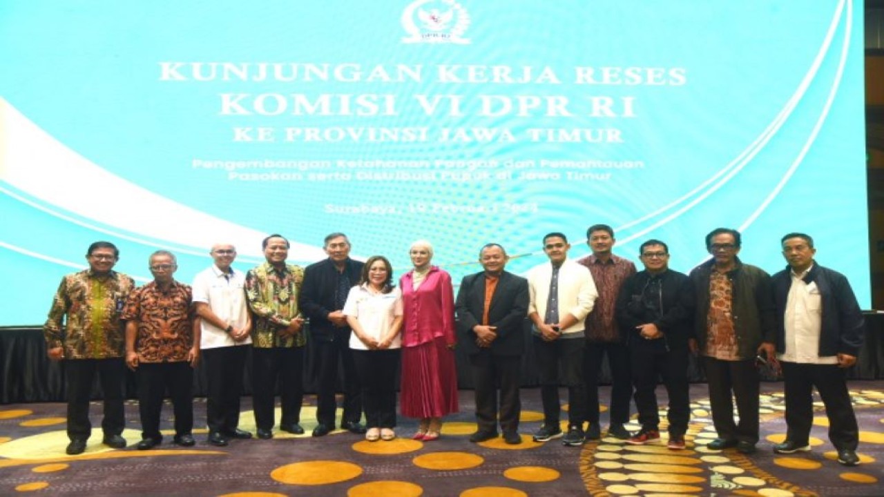 Wakil Ketua Komisi VI DPR RI Sarmuji foto bersama usai memimpin Kunjungan Kerja Reses Ke Provinsi Jawa Timur, Senin (19/2/2024). Foto : Runi/Man