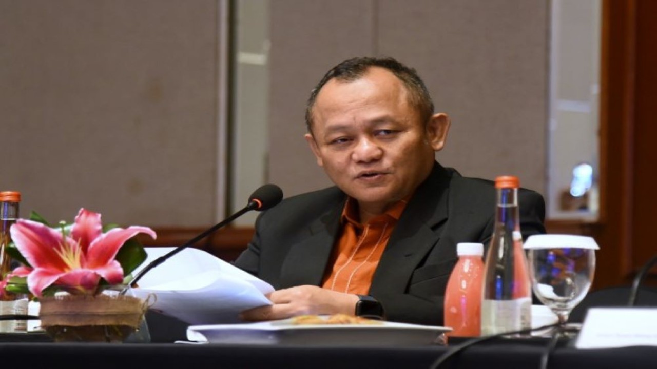 Wakil Ketua Komisi VI DPR RI Sarmuji saat memimpin pertemuan dalam Kunjungan Kerja Reses Tim Komisi IV DPR RI ke Surabaya, Jawa Timur, Senin (19/02/2024). Foto : Runi/Man