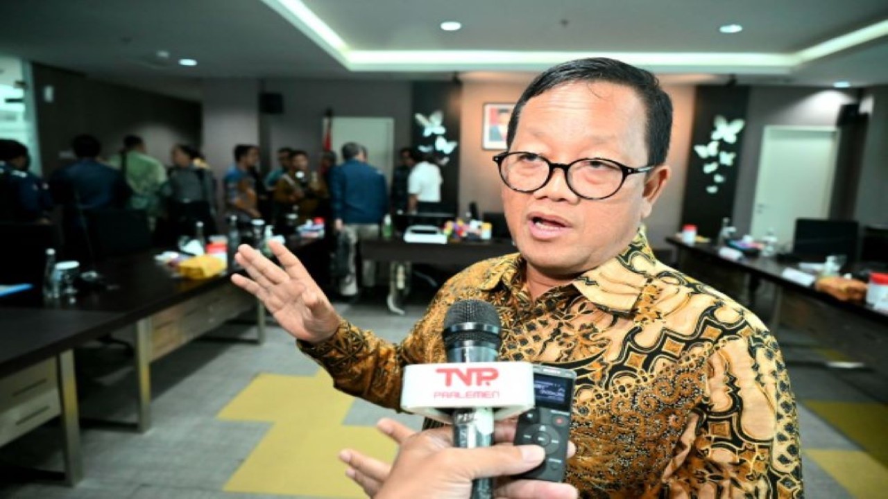 Ketua Komisi VII DPR Sugeng Suparwoto saat diwawancarai Parlementaria usai Kunjungan Kerja Reses dengan Direksi Pertamina Internasional RU IV Cilacap, Jawa Tengah, Rabu (7/2/2024). Foto: Husen/nr