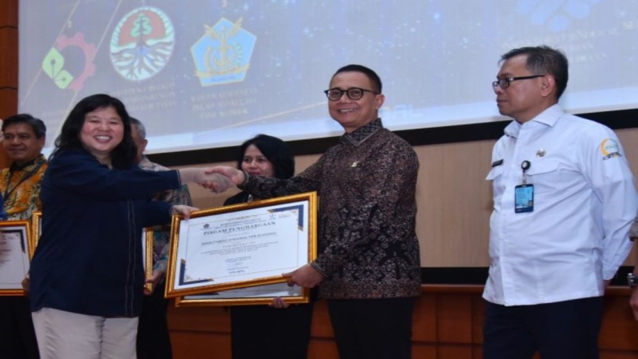 Deputi Administrasi Setjen DPR RI Sumariyandono saat menerima penghargaan KPPN Award 2023 di Aula Kanwil DJPb Provinsi DKI Jakarta, Jatinegara, Jakarta, Rabu (21/2/2024). Foto : Eno/Man