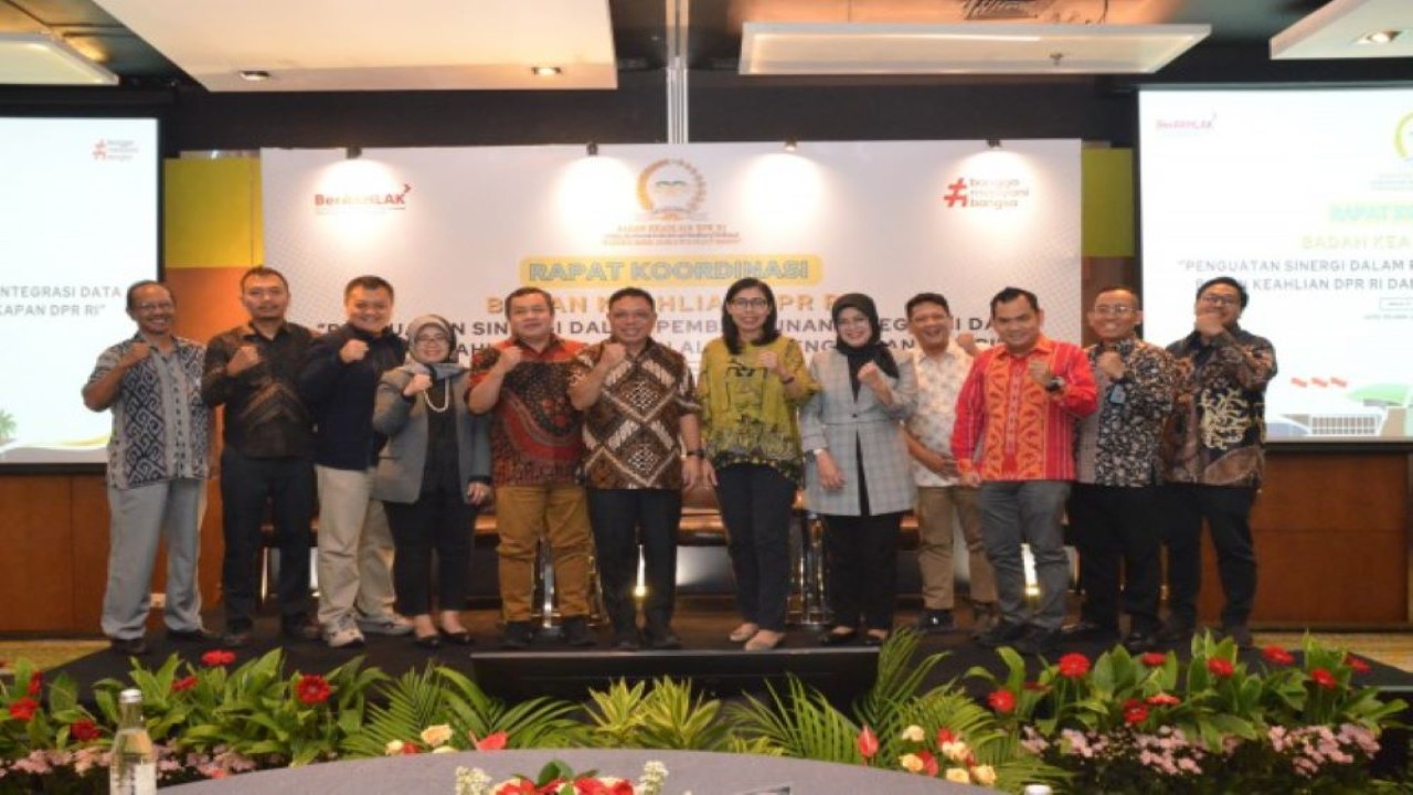 Deputi Persidangan DPR RI Suprihartini foto bersama usai Rapat Koordinasi Badan Keahlian DPR RI bersama Alat Kelengkapan Dewan dengan Tema Penguatan Sinergi dalam Pembangunan Integrasi Data Badan Keahlian DPR RI dan Alat Kelengkapan DPR RI di Jakarta, Kamis (15/2/2024). Foto : Hira/Man