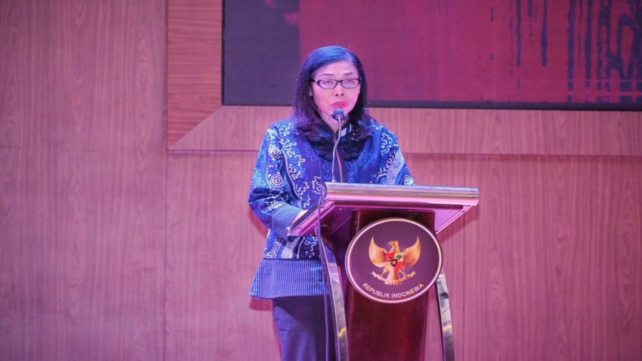 Deputi Persidangan Sekretariat Jenderal (Setjen) DPR RI Suprihartini dalam Kegiatan Forum Komunikasi dan Sosialisasi dengan tema 'Sinergi DPR RI dan Wartawan Parlemen dalam Mendukung Batam sebagai Kawasan Ekonomi Khusus' di Batam, Kepulauan Riau, Jumat (23/2/2024). Foto : Tari/Man