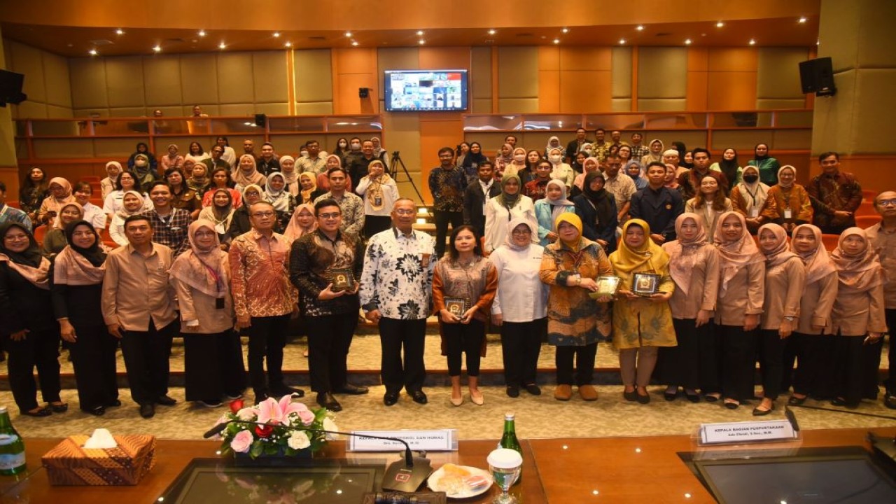 Kepala Biro Protokol dan Hubungan Masyarakat Setjen DPR RI, Suratna, foto bersama usai membuka seminar bertajuk “Seminar Strategi Layanan Informasi di Era Global: Manfaat Kolaborasi Internasional” di Ruang Abdul Muis, Gedung Nusantara, DPR RI, Senayan, Jakarta, pada Selasa (27/2/2024). Foto : Runi/Man