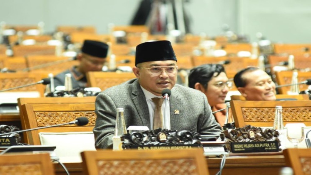 PARLEMENTARIA, Jakarta - Anggota Komisi VIII DPR RI Wisnu Wijaya Adi Putra melakukan insterupsi di tengah rapat paripurna DPR RI. Dalam Interupsinya Wisnu meminta semua pihak tidak melakukan intimidasi atau tekanan kepada rakyat penerima manfaat bantuan sosial (bansos) menjelang Pemilihan Umum 2024.   Pasalnya, belakangan ini ia sering mendengar keluhan dari penerima bansos di Dapilnya Jawa Tengah 1 yang dilanda intimidasi karena beda pilihan politik. “Penerima bansos bukanlah objek politik yang dapat dieksploitasi atau ditakut-takutin karena perbedaan pemilihan politik. Fenomena ini adalah tantangan nyata yang harus diatasi demi melindungi hak-hak dasar warga negara,” tegasnya saat interupsi di Rapat Paripurna DPR RI ke 12 Masa Persidangan III Tahun Sidang 2023-2024 di Gedung Nusantara II, Selasa (6/2/2024).      "Penerima bansos bukanlah objek politik yang dapat dieksploitasi atau ditakut-takutin karena perbedaan pemilihan politik,"   Dijelaskan Legislator Fraksi PKS proses pencabutan bansos dilakukan berdasarkan aturan yang ada di Undang-Undang Nomor 13 Tahun 2011 tentang Penanganan Fakir Miskin bukan berdasarkan like or dislike penguasa apalagi beda pilihan politik.   Karenanya, ia meminta seluruh Anggota DPR RI sebagai representatif rakyat untuk terus melindungi hak-hak penerima Bansos dan memastikan mereka terbebas dari ancaman dan gangguan. “Saya juga mendorong aparat penegak hukum agar bisa responsif dalam merespon fenomena ini dan mengambil langkah terukur demi terciptanya susana yang nyaman dan kondusif,” jelasnya.   Menurutnya Bansos adalah bantuan yang bersumber dari APBN dan harus disalurkan secara adil kepada yang membutuhkan. Negara tidak boleh menggunakan bansos sebagai alat dagang atau untuk kepentingan pribadi. Sebagai representasi dari mandat konstitusi, bansos merupakan upaya negara untuk memajukan kesejahteraan umum dan mencerdaskan kehidupan bangsa.