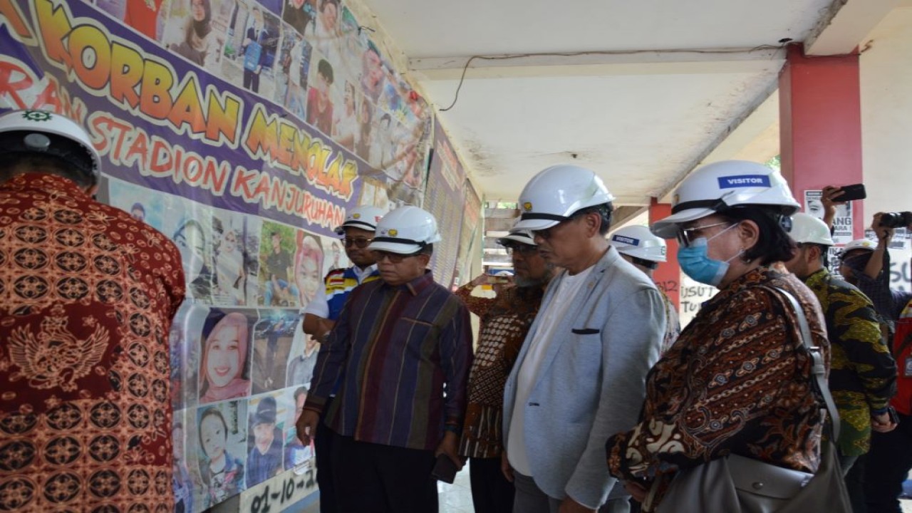 Wakil Ketua Komisi X DPR RI, Abdul Fikri Faqih menerima berbagai aspirasi, salah satunya dari keluarga korban Kanjuruhan di Kanjuruhan, Malang, Jawa Timur, Kamis (14/3/2024). Foto : Ayu/Andri