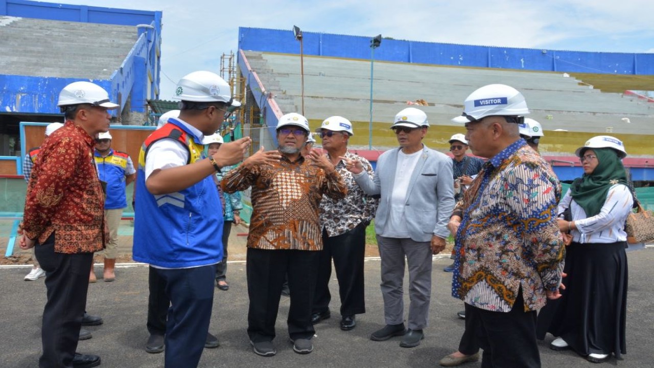 Wakil Ketua Komisi X DPR RI, Abdul Fikri Faqih saat meninjau stadion Kanjuruhan, Malang, Jawa Timur, Kamis (14/3/2024). Foto : Ayu/Andri