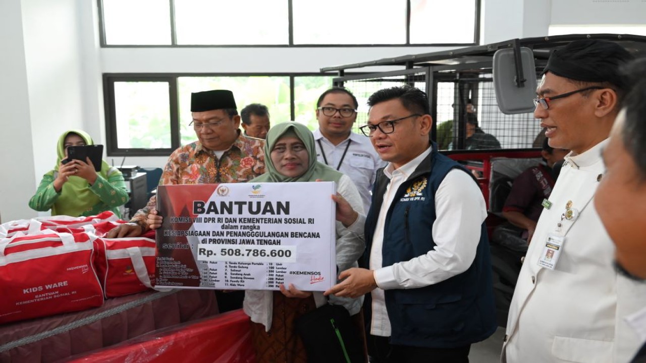 Ketua Komisi VIII DPR RI Ace Hasan Syadzily, saat menyerahkan bantuan sosial dalam rangka Kunker Reses Komisi VIII DPR RI di Surakarta, Kamis (29/2/2024). Foto: Eko/nr